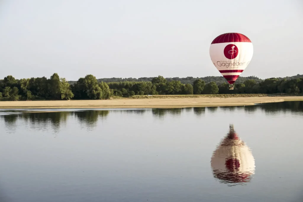 Montgolfière survolant la Loire- Anjou